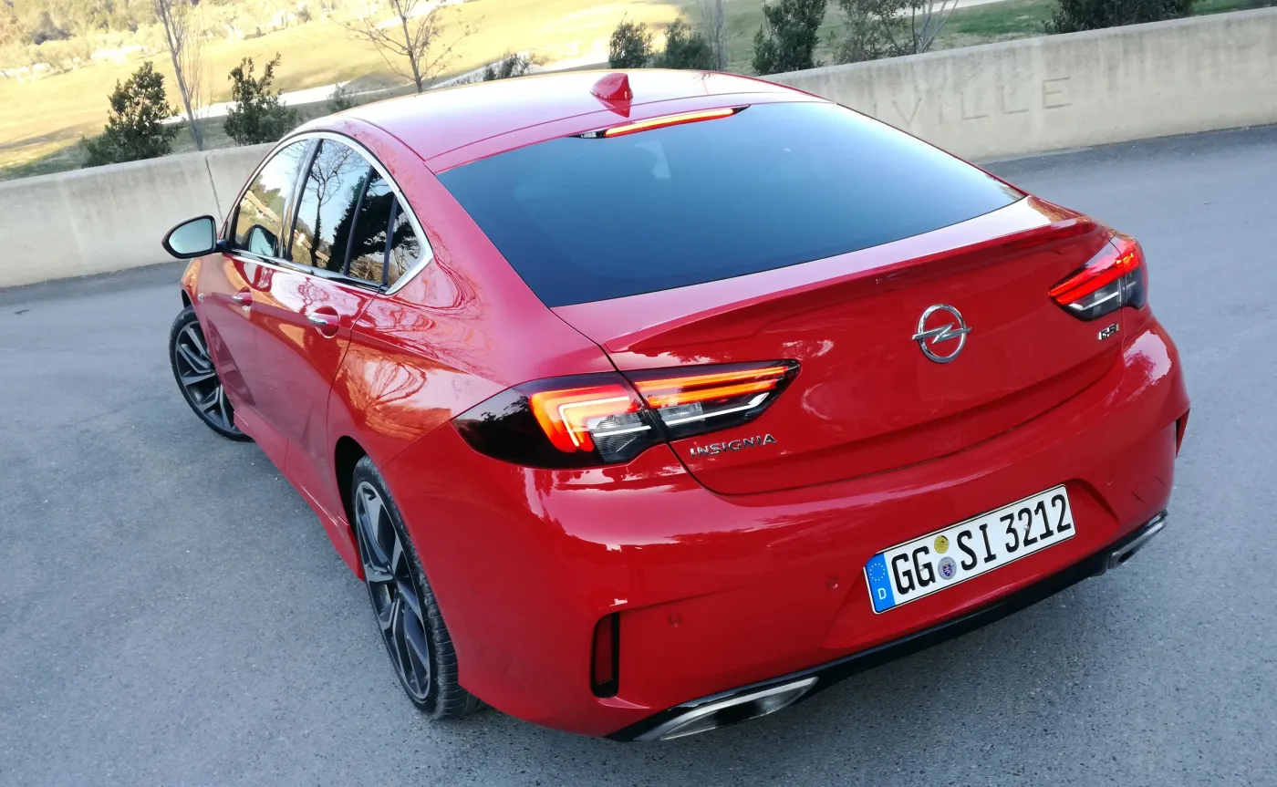 10850847-opel-insignia-gsi.jpg