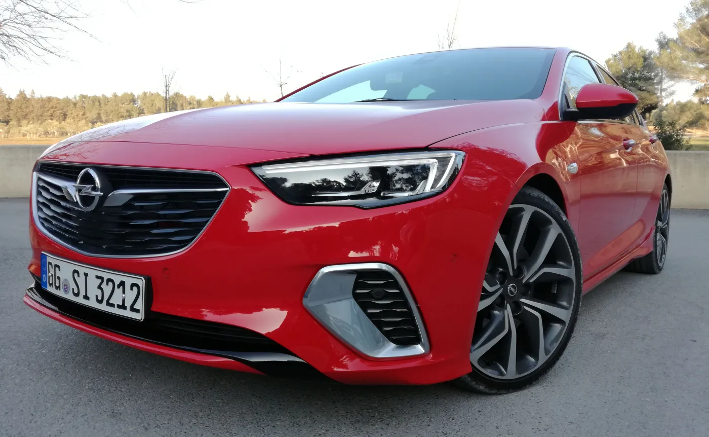 10850879-opel-insignia-gsi.jpg
