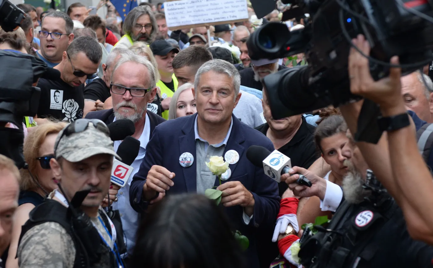 Nagroda dla policjanta, który wyniósł Frasyniuka. Awansował o dwa stopnie