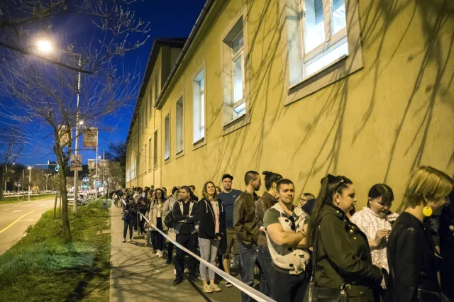 Wybory na Węgrzech. Zamykano ulice, bo kolejka do głosowania nie mieściła się na chodniku [RELACJA]