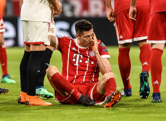 Lewandowski mocno poturbowany. Szczęsny wszedł na minutę i mógł zostać bogiem