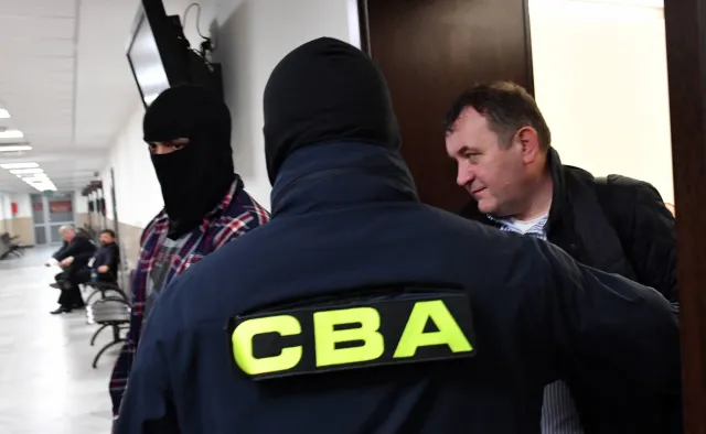 "Tak się traktuje opozycję w Rosji". Schetyna zapowiada, że informacje o areszcie posła PO dotrą do europejskich partnerów