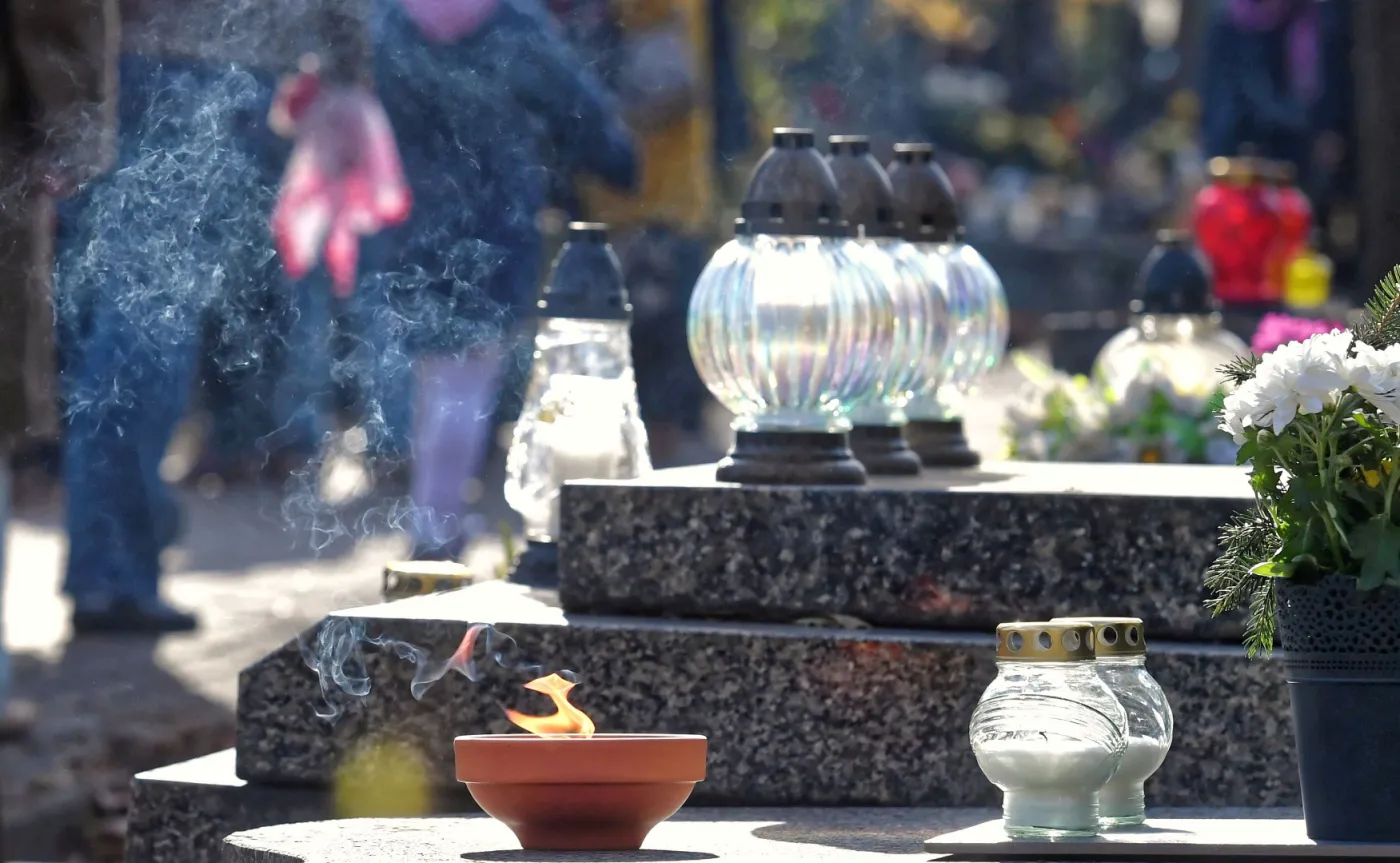 Uroczytość Wszystkich Świętych. Polacy odwiedzają groby bliskich