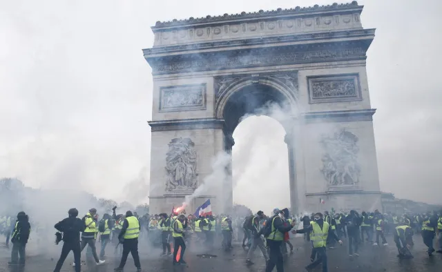 Łuk Triumfalny zniszczony, milionowe straty. Francja po zamieszkach "żółtych kamizelek"