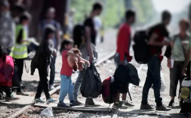 Apel komisarza UE: Kto sprzeciwia się paktowi migracyjnemu, nie przestudiował go dokładnie. Przemyślcie to jeszcze