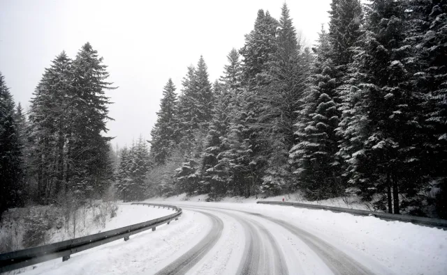 Ostrzeżenia przed silnym wiatrem i intensywnymi opadami śniegu. IMGW wydało alerty drugiego stopnia