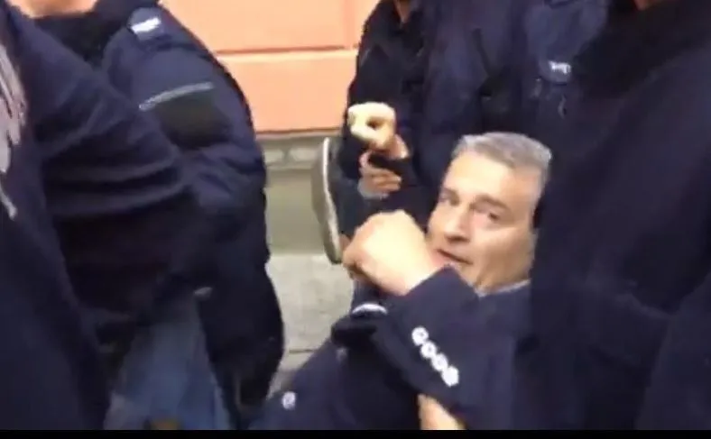 Sąd II instancji uchylił umorzenie ws. blokujących marsz smoleński, w tym Frasyniuka