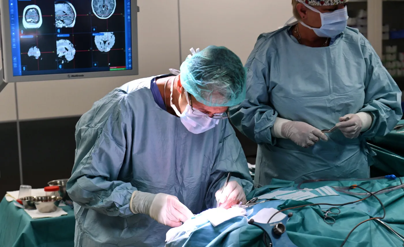 OPERACJA NA MÓZGU. TAK LECZY SIĘ PADACZKĘ LEKOOPORNĄ W SZCZECINIE