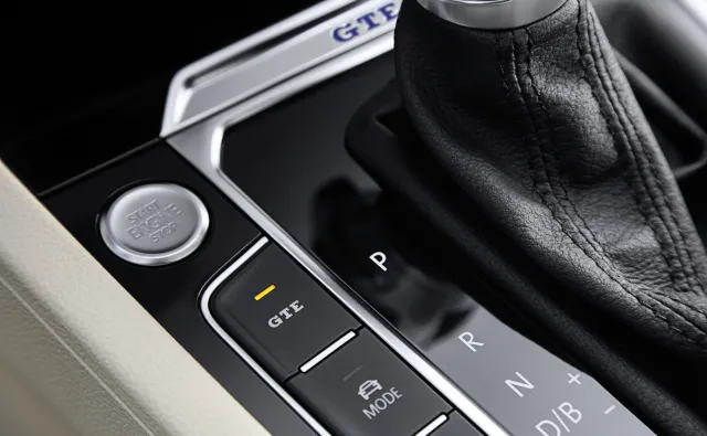 Volkswagen passat GTE już w Polsce i jeździ niemal za darmo. A ile kosztuje nowa limuzyna i kombi?