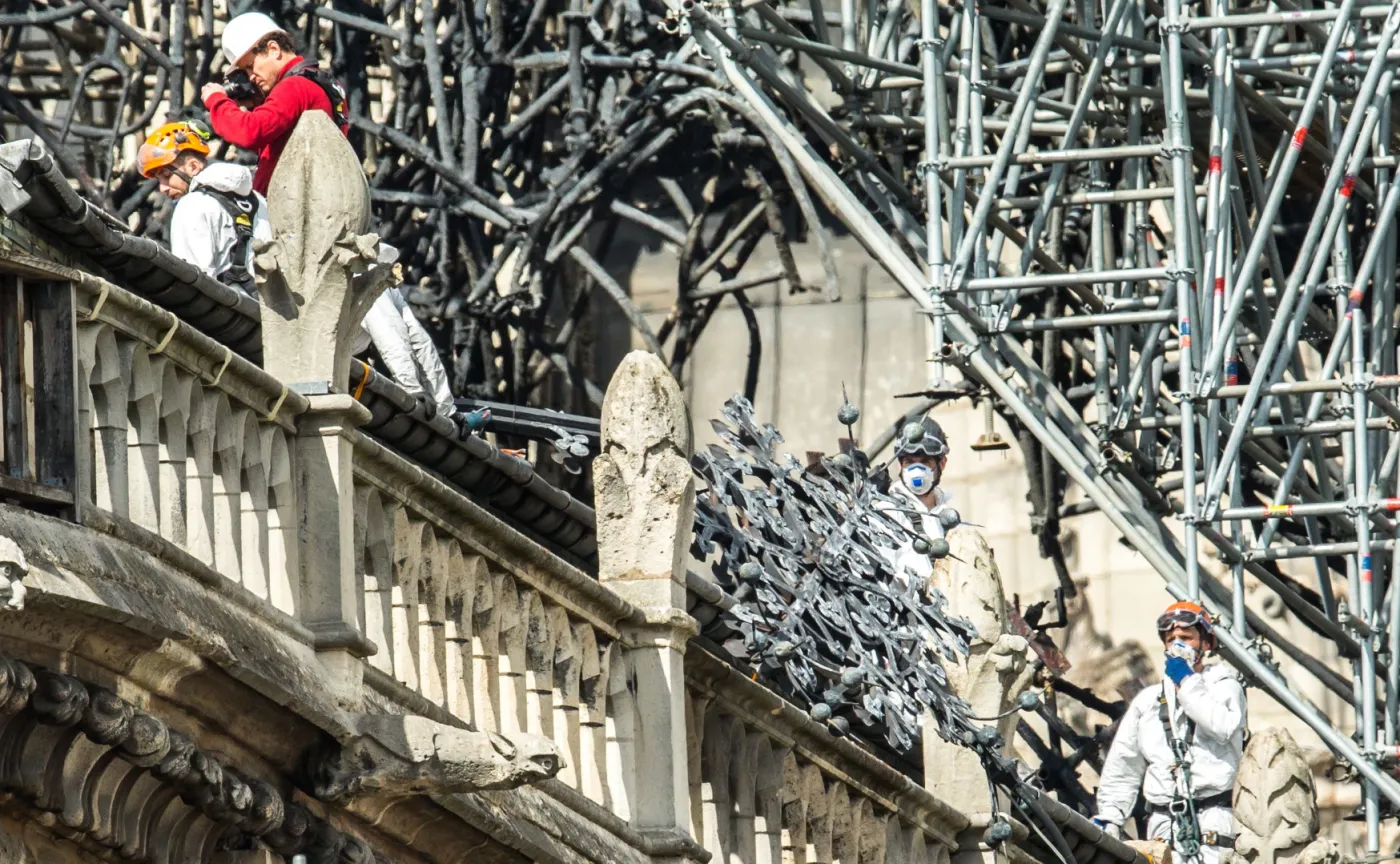 Policyjni eksperci rozpoczęli oględziny Notre Dame po pożarze
