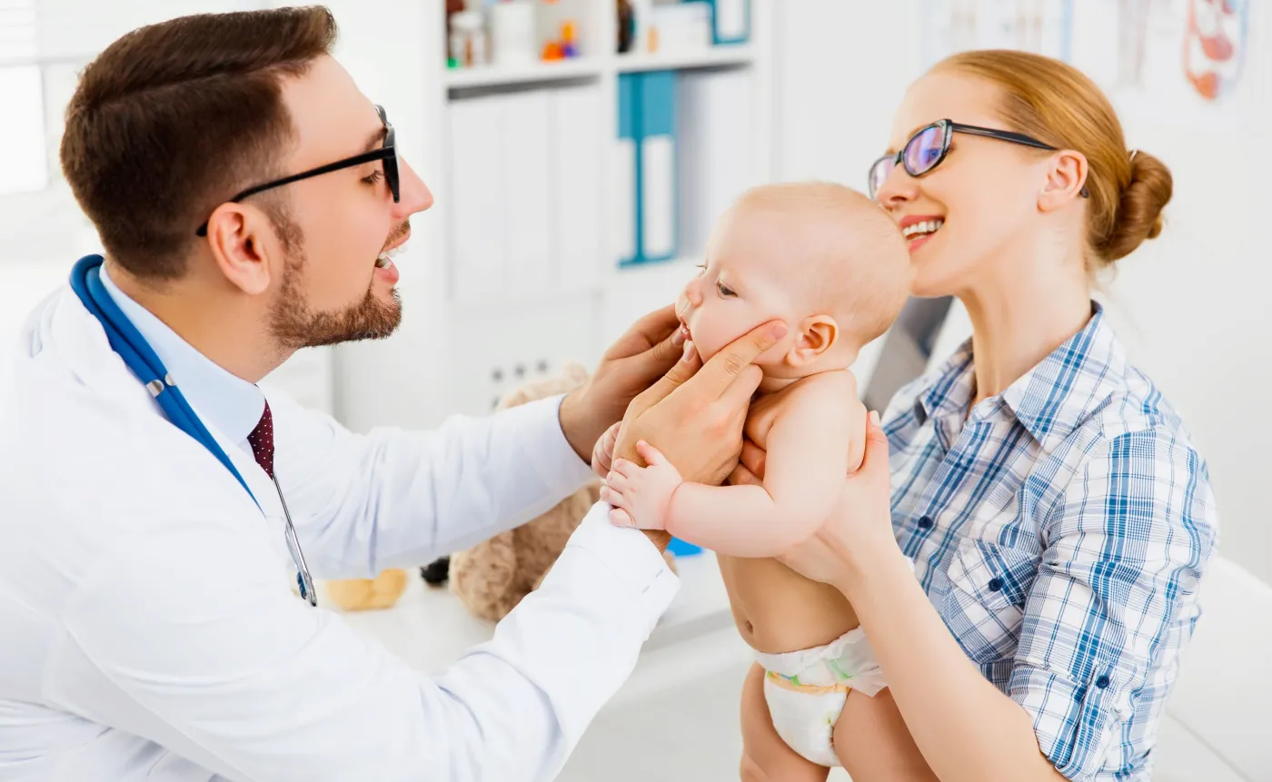 Kiedy zapobiegliwość staje się nadopiekuńczością, czyli jak często pokazywać chore dziecko lekarzowi?