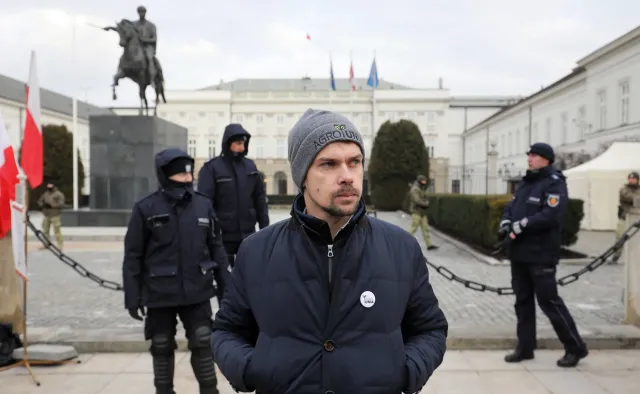 To on wiedzie lud wsi na barykady. Czy będzie drugim Lepperem?