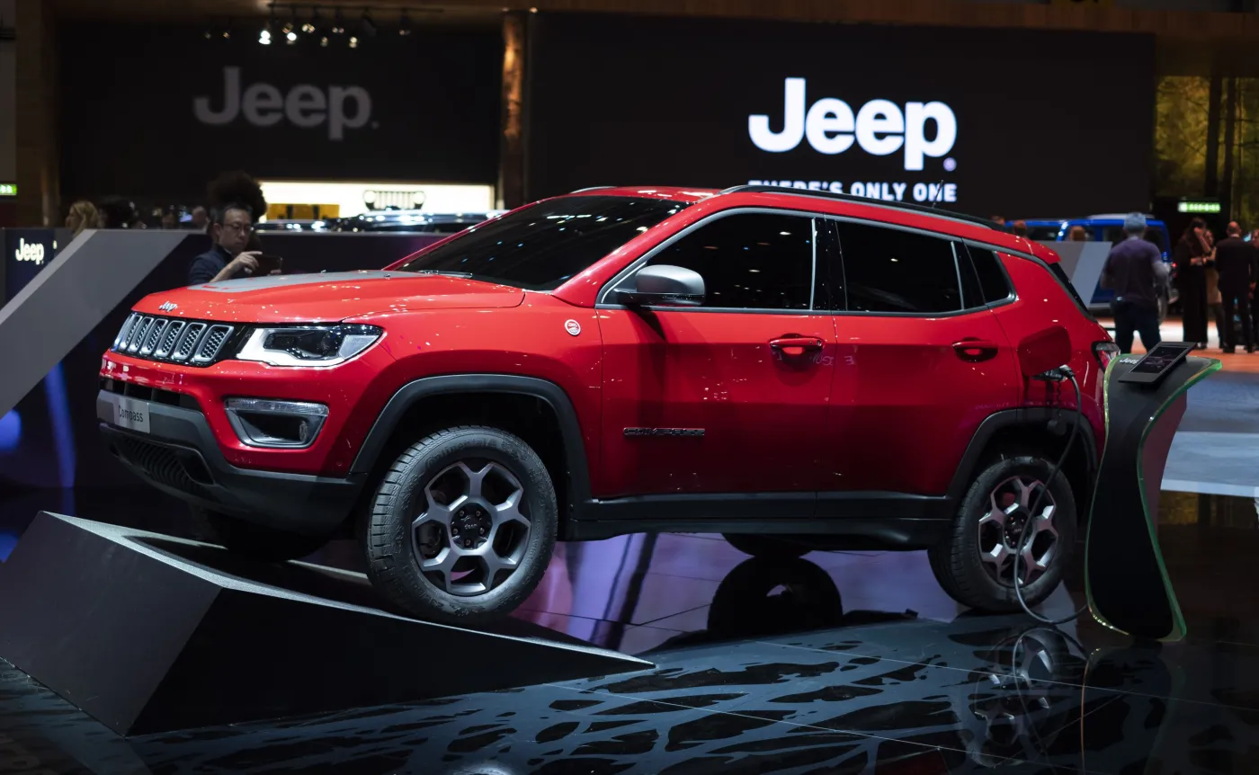 12177156-jeep-compass-phev.jpg