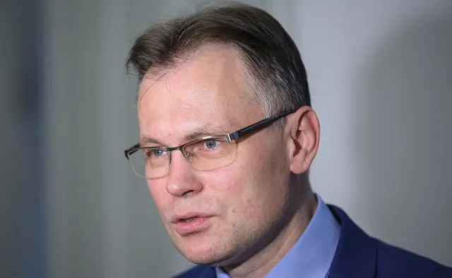 Mularczyk o zakazie handlu w niedziele: Myślmy o ludziach, którzy musieliby zostawić rodziny, by siedzieć na kasach [ROZMOWA]