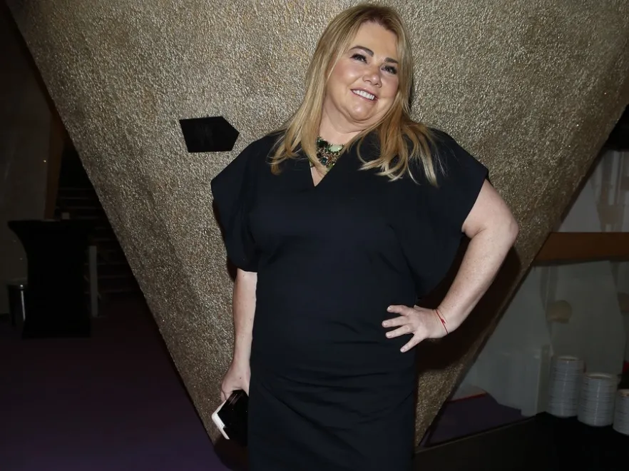 Im bliżej 50, tym lepiej wygląda! Kasia Niezgoda w uroczej małej czarnej i butach, od których nie można oderwać wzroku. FOTO