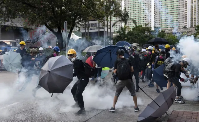 Chiński rząd ostrzega protestujących w Hongkongu: Kto igra z ogniem, zostanie poparzony