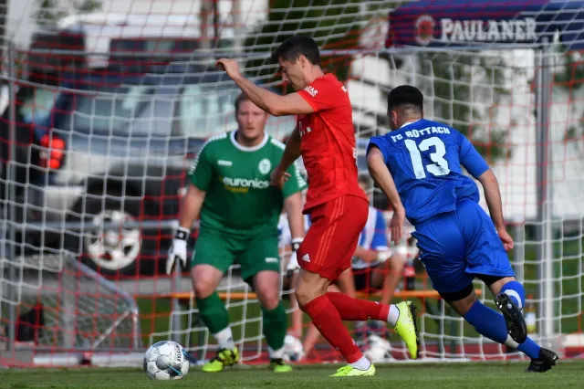 Efektowna bramka Lewandowskiego. Bayern strzelił aż 23 gole, a Polak popisał się hattrickiem [WIDEO]
