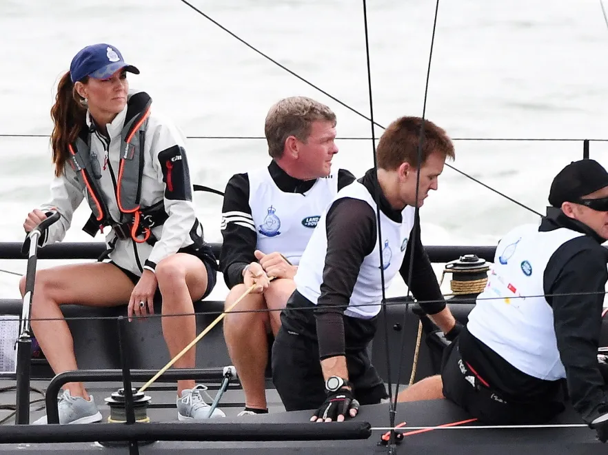 Dwie draki jednego dnia: za krótkie szorty księżnej Catherine i jej córka pokazująca język. FOTO