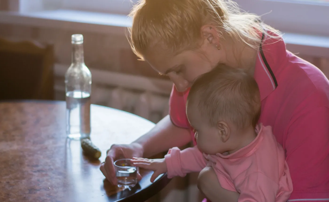 Matka pije alkohol
