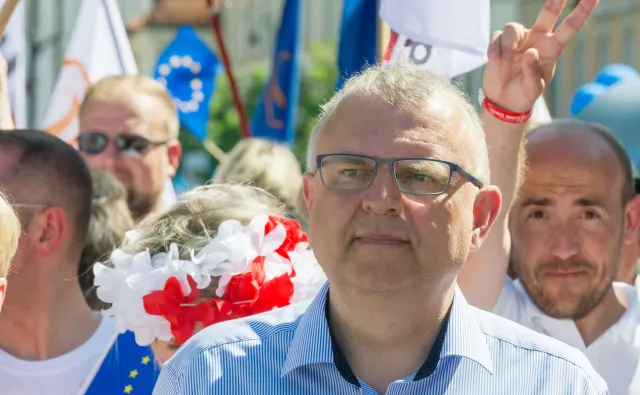 Ujazdowski kością niezgody na opozycji. Obywatele RP chcą prawyborów, prof. Płatek apeluje do Schetyny