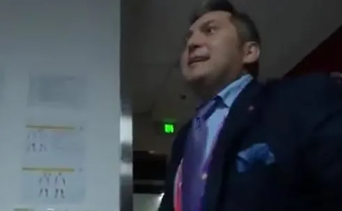 Prezes PZKosz przesadził z radością po wygranym meczu z Chinami? Miny koszykarzy bezcenne. Uwaga, wulgaryzmy! [WIDEO]