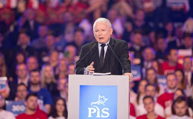 "Kaczyński raczej nie potrafi grać w piłkę, więc niech nie przedstawia swoich hattricków"