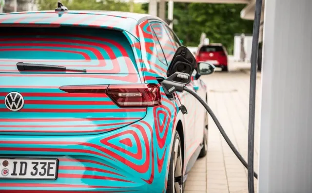 Morawiecki obiecał milion samochodów elektrycznych w Polsce, a będzie 300 tys. Jakim cudem?