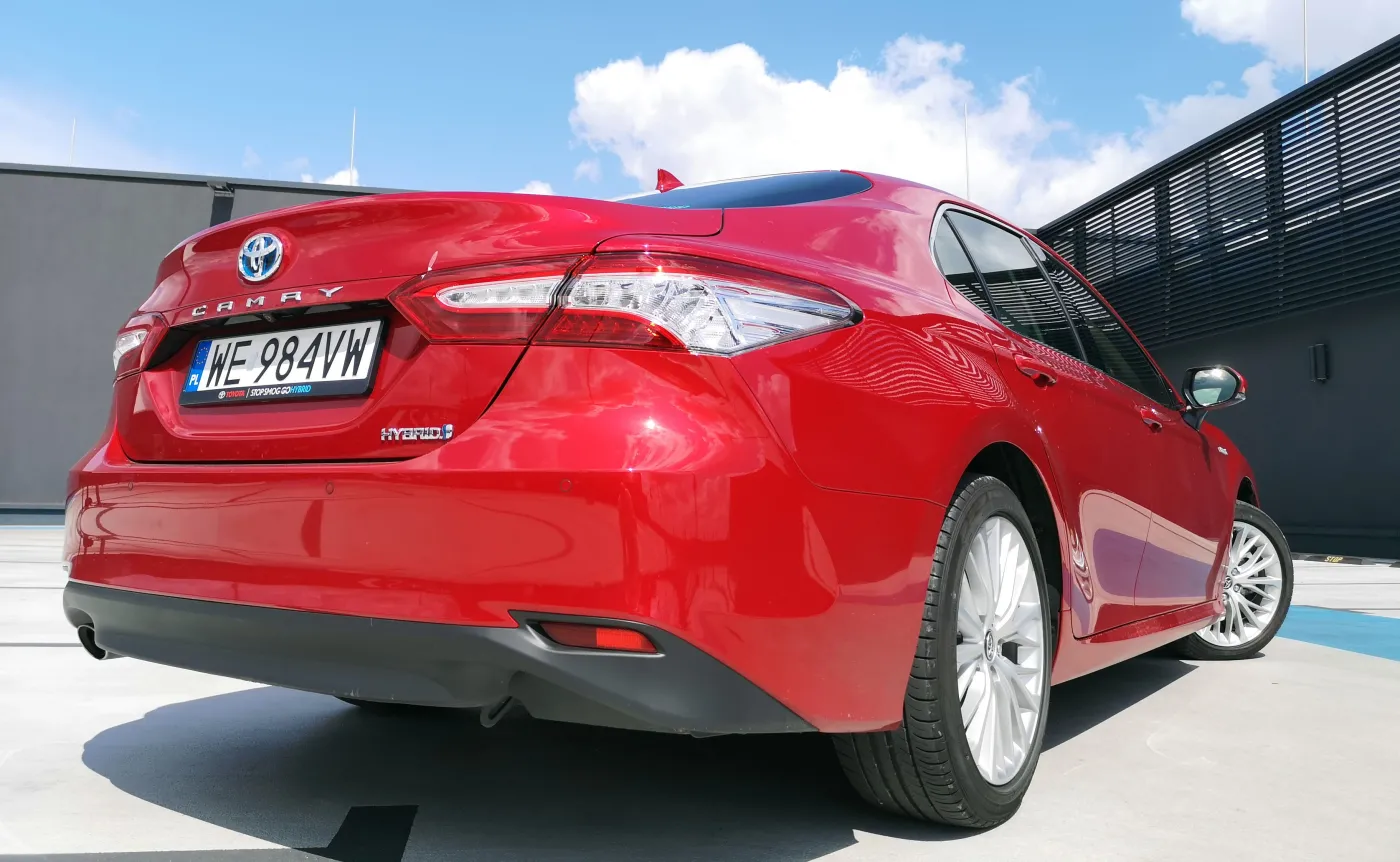 12633294-toyota-camry-hybrid.jpg