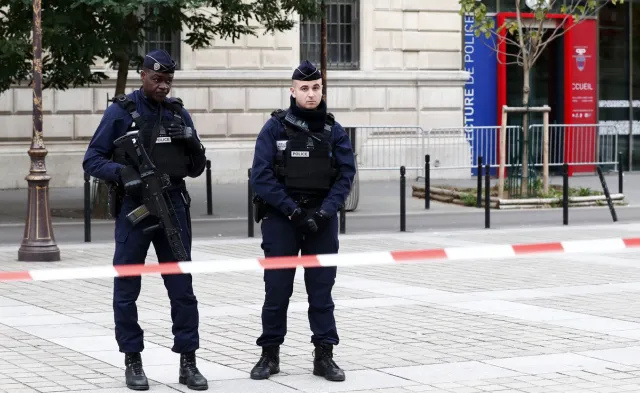 Atak nożownika na komendzie policji w Paryżu. Media: Sprawca przeszedł niedawno na islam