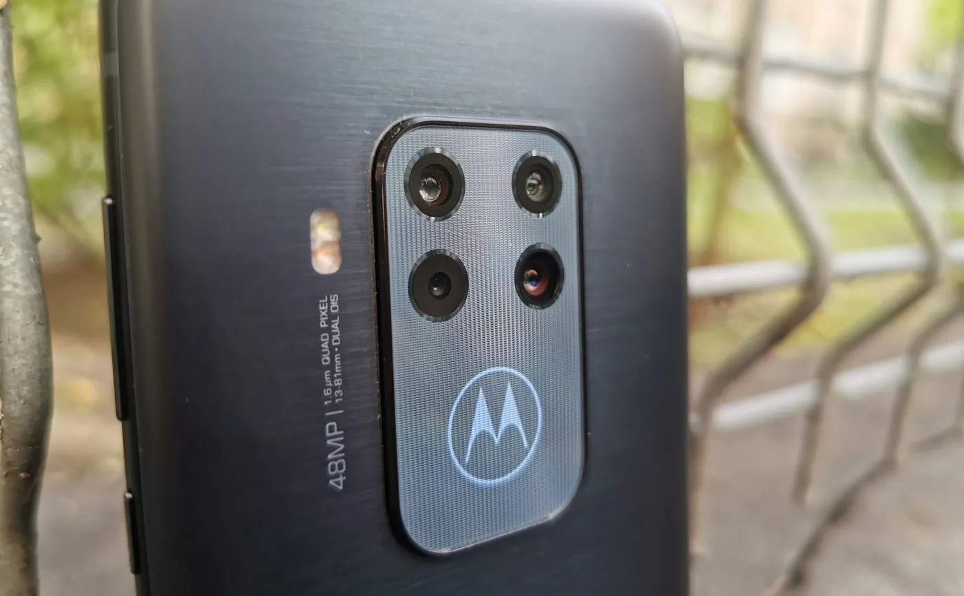 12653279-motorola-one-zoom.jpg
