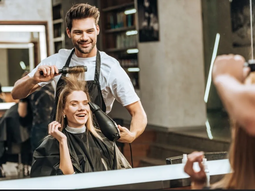 Kobieta u fryzjera