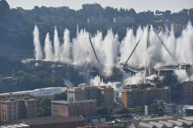 W katastrofie zginęło tam 43 osoby. Wysadzono pozostałości zawalonego mostu w Genui [ZDJĘCIA]