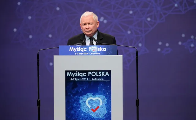 Kaczyński na konwencji PiS o ofensywie zła. Tusk mu odpowiedział: Cel ambitny, tylko kompetencje zupełnie nie te