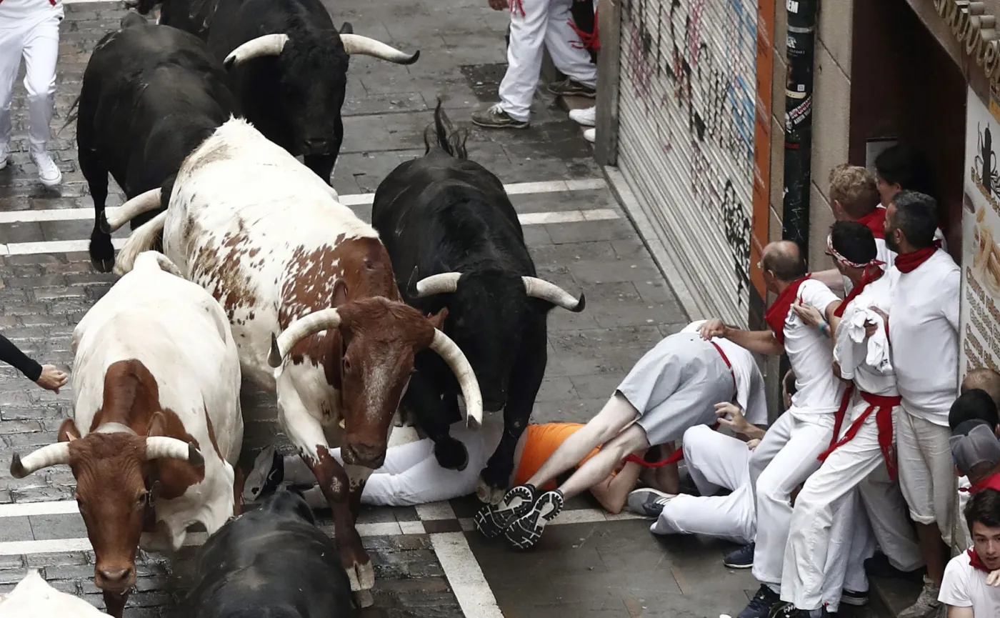 Gonitwa przed bykami w Pampelunie. Pięć osób trafiło do szpitali [ZDJĘCIA]