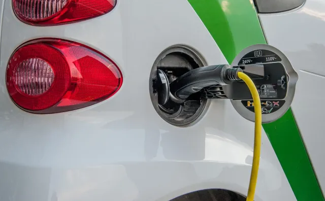 Ile aut elektrycznych jest teraz w Polsce? Ile stacji ładownia? LICZNIK ELEKTROMOBILNOŚCI