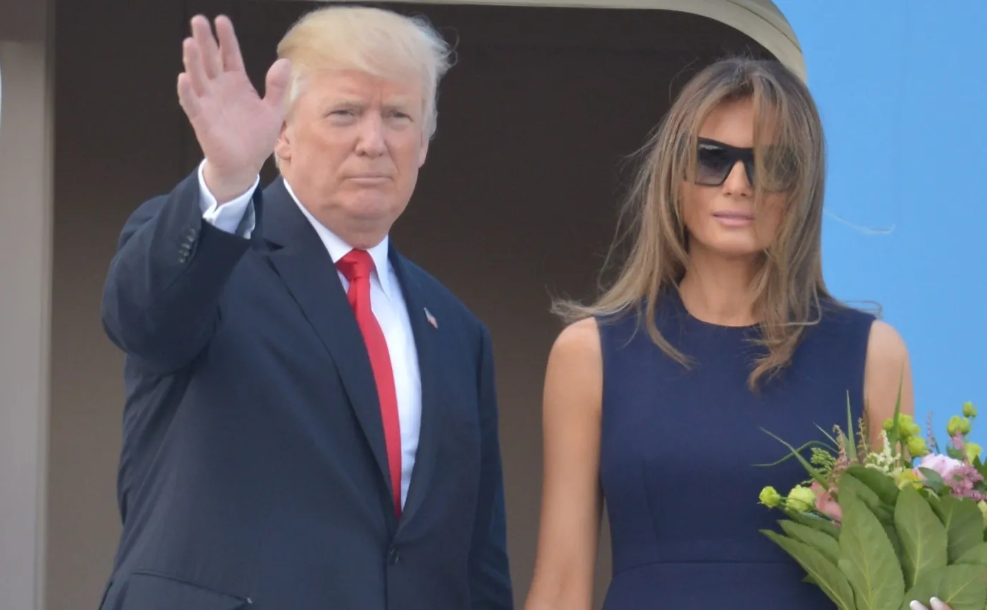 Warszawa, 06.07.2017. Amerykański prezydent Donald Trump z małżonką Melanią Trump żegnają Polskę, wchodząc na pokład samolotu Air Force One