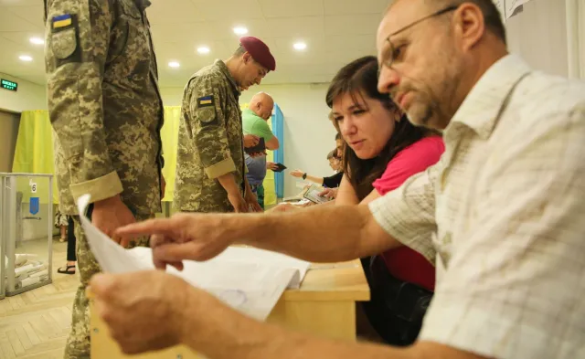 Przedterminowe wybory parlamentarne na Ukrainie. Do godziny 15 ponad 35-procentowa frekwencja