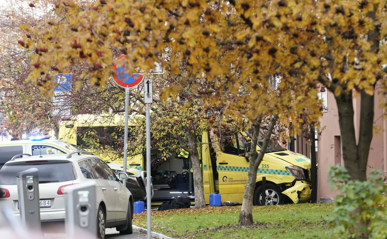 Uzbrojony mężczyzna jeździł skradzioną karetką ulicami Oslo. Są ranni [WIDEO]