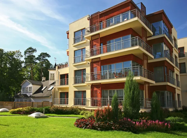 Za bogaci na pomoc państwa, za biedni na kredyt. Mieszkaniowe tarapaty Polaków [WYWIAD]