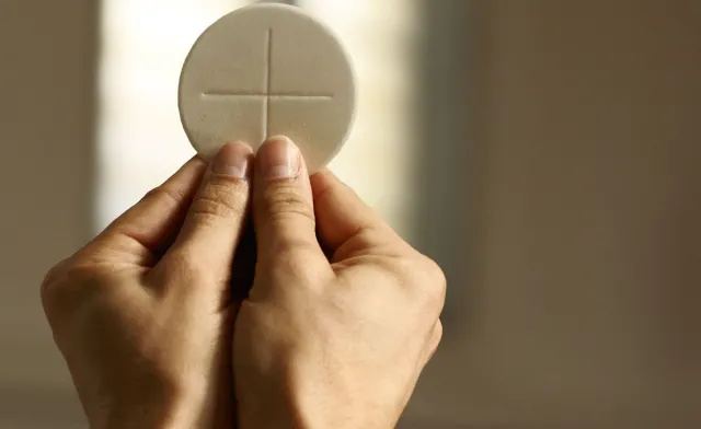 Gimnazjaliści przyznali się, że wypluli i podeptali hostię. Zajmie się nimi sąd