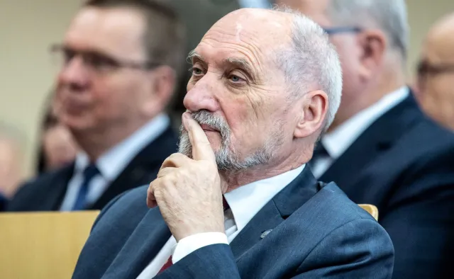 Macierewicz nie wierzy Tuskowi? "Nie jest jasne, czy nie będzie kandydował na prezydenta"
