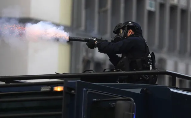 Dziesiątki rannych po bitwie z policją o politechnikę w Hongkongu. Część demonstrantów uciekła po linach z budynku