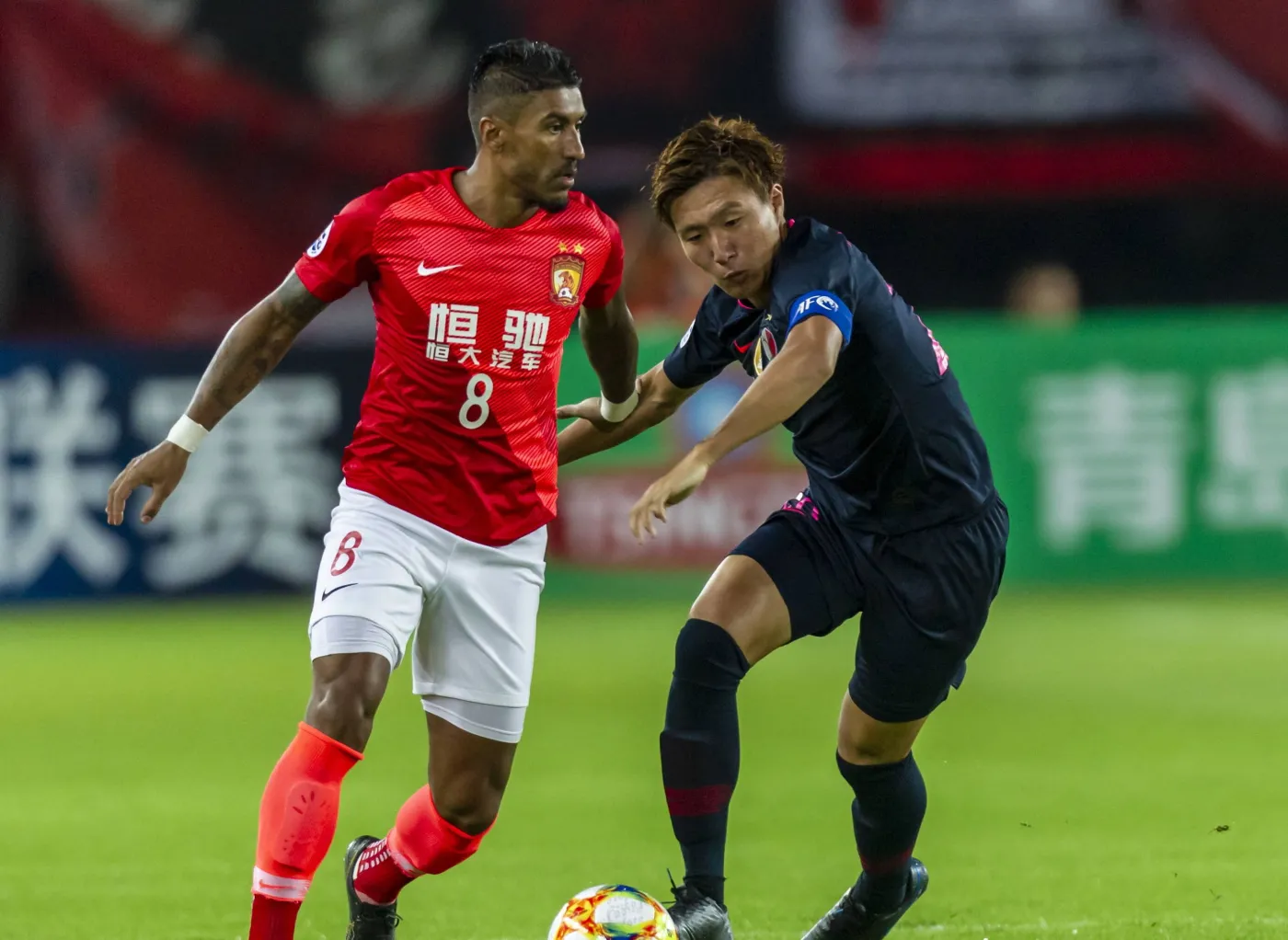 Paulinho z  Evergrande (z lewej)