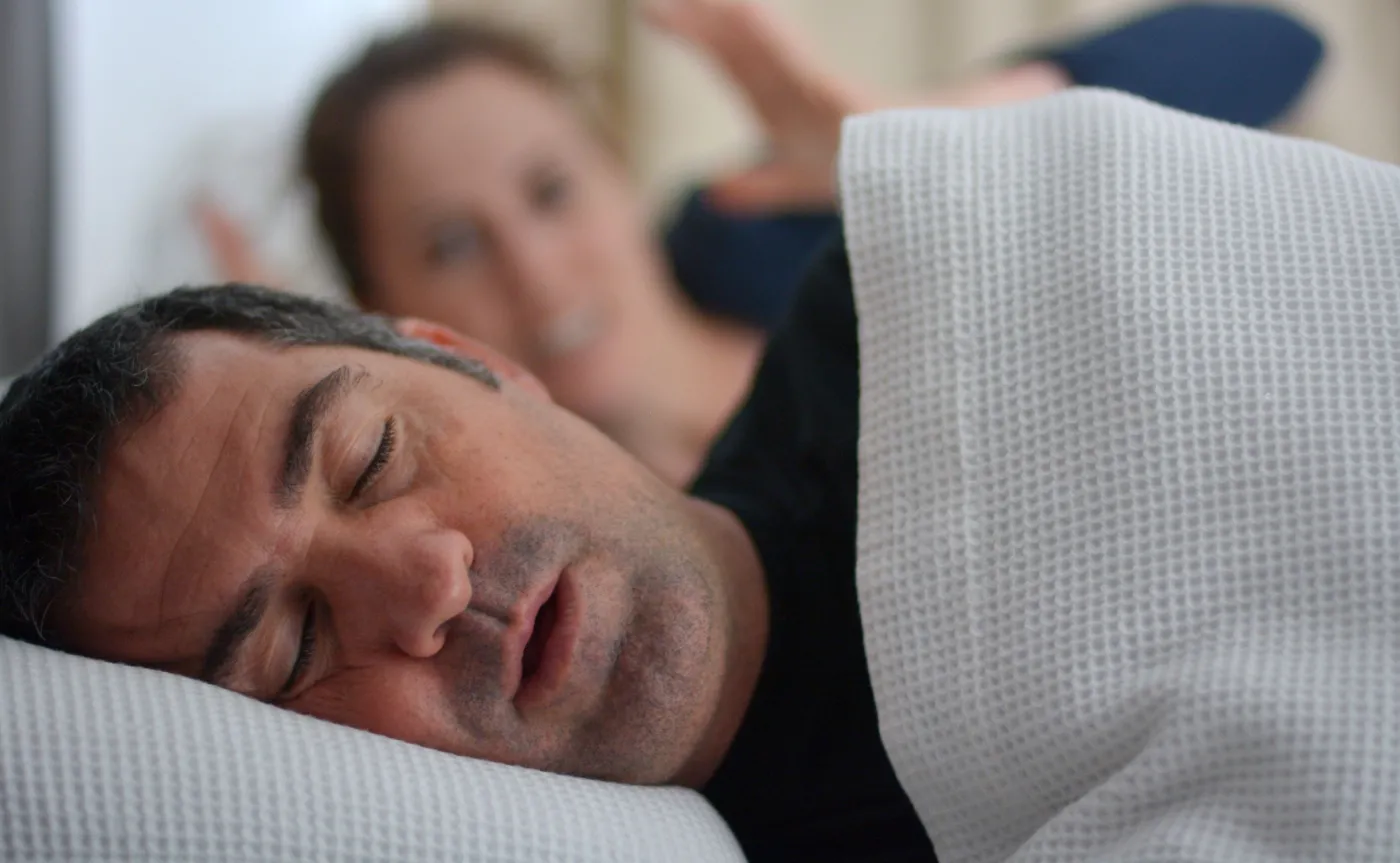 Mężczyzna chrapie