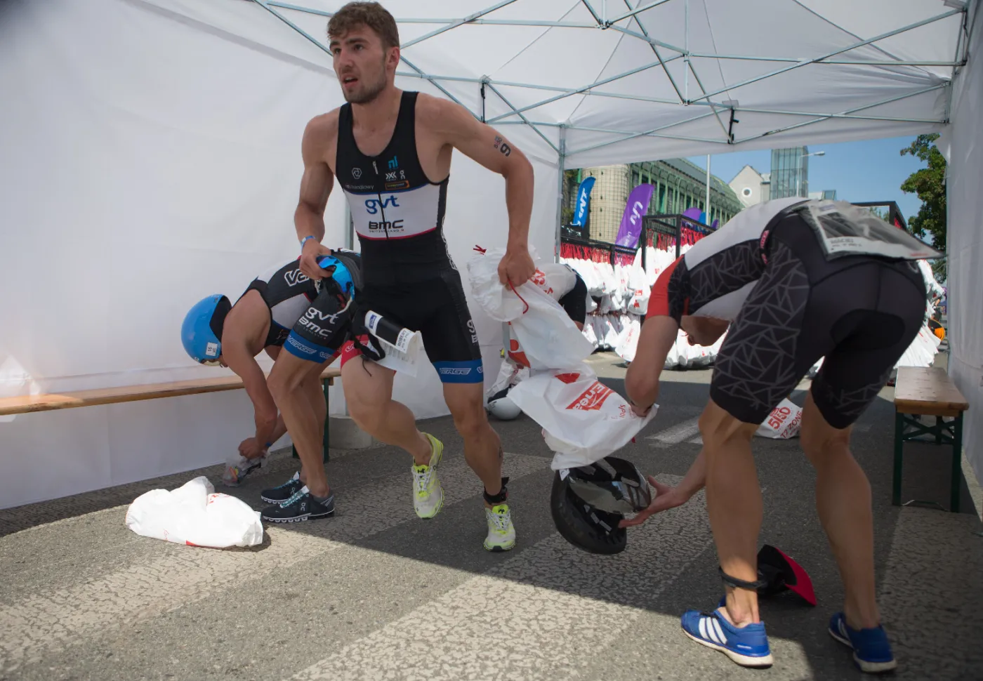 Triathlonista Robert Wilkowiecki chce pobić rekord Polski w domu