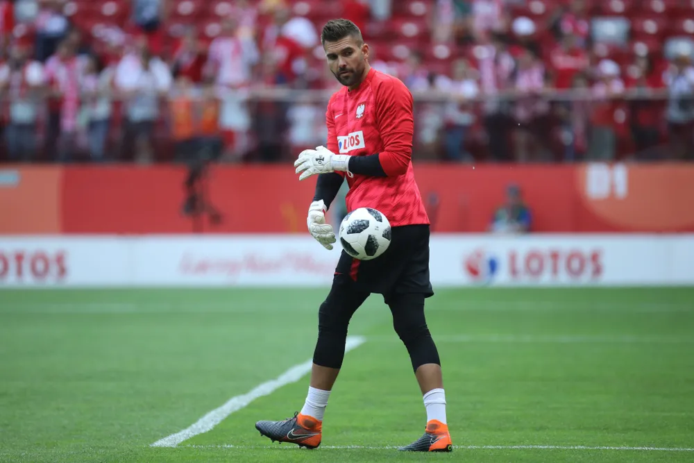 Bartosz Białkowski: Na treningi przyjeżdżamy w swoich ubraniach. Z toalet nie korzystamy