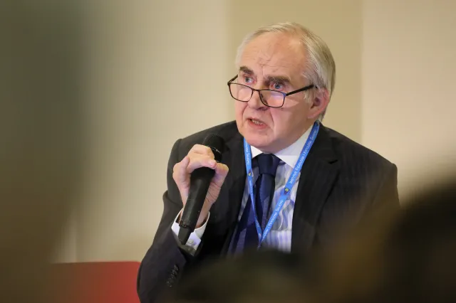 Jak rząd walczy z epidemią? Prof. Zembala: Nie uderzajmy się po twarzy siekierą [WIDEO]