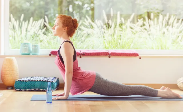 Joga pomaga pokonać napięciowy ból głowy. Jak ćwiczyć?