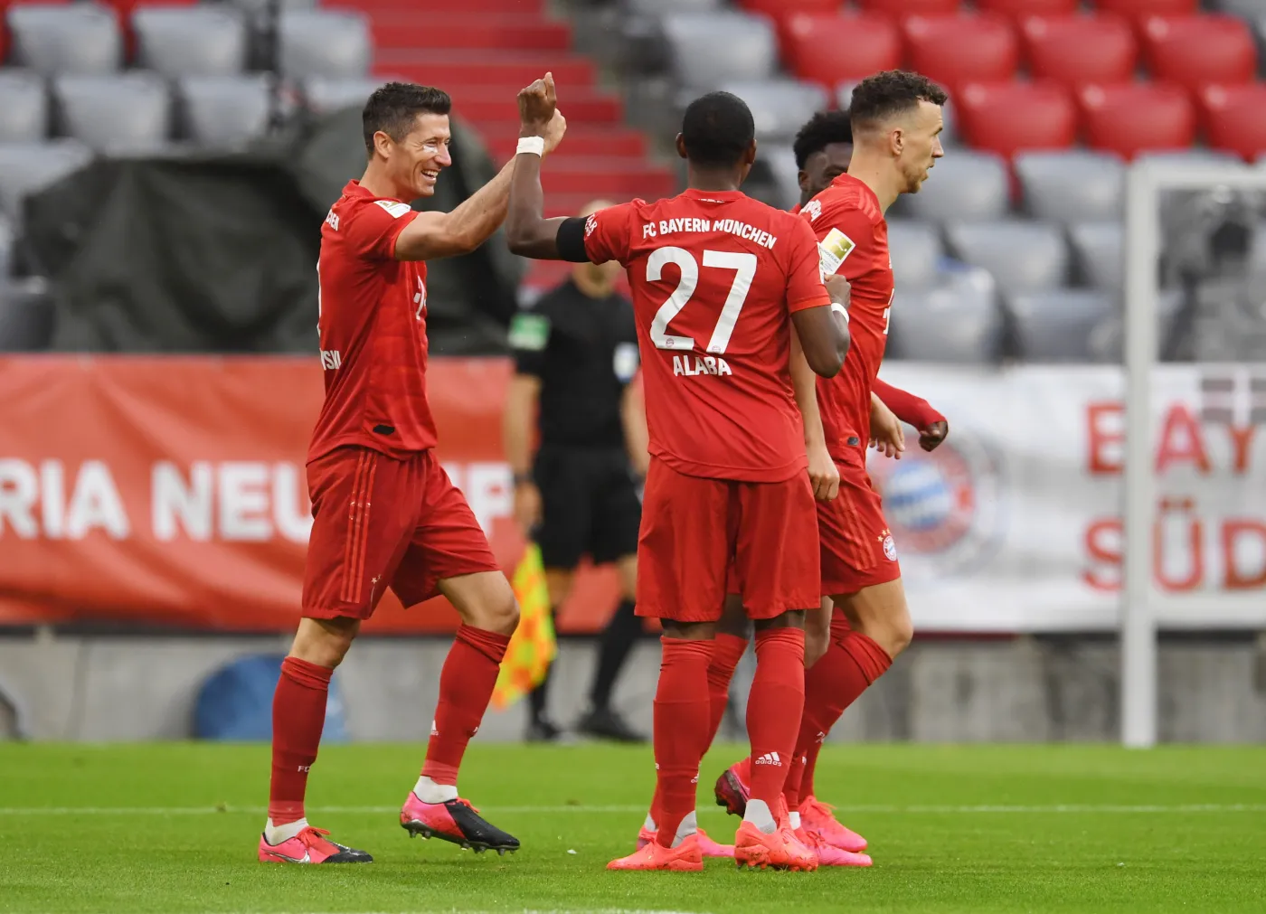 Lewandowski dostał cios w twarz. Kończył mecz z raną pod okiem, ale i kolejnym golem