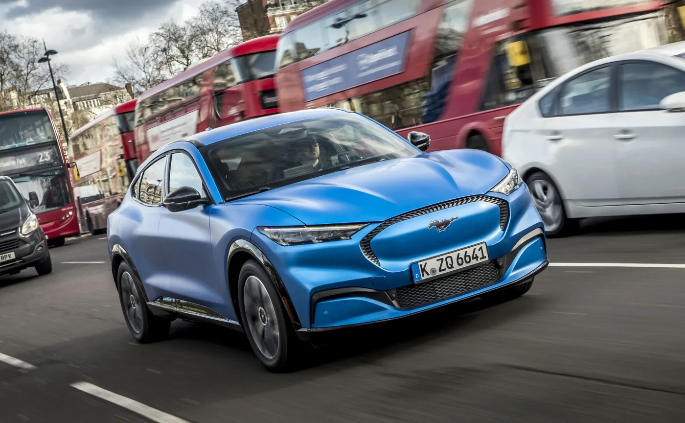 Ford Mustang Mach-E zadziwi kierowców. Ładuje się znacznie szybciej niż zakładał producent